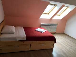Хостелы VULYK Hostel Ужгород Односпальная кровать в двухместном номере с 2 отдельными кроватями-4