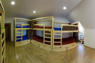 Хостелы VULYK Hostel Ужгород Кровать в общем 8-местном номере для мужчин и женщин-1